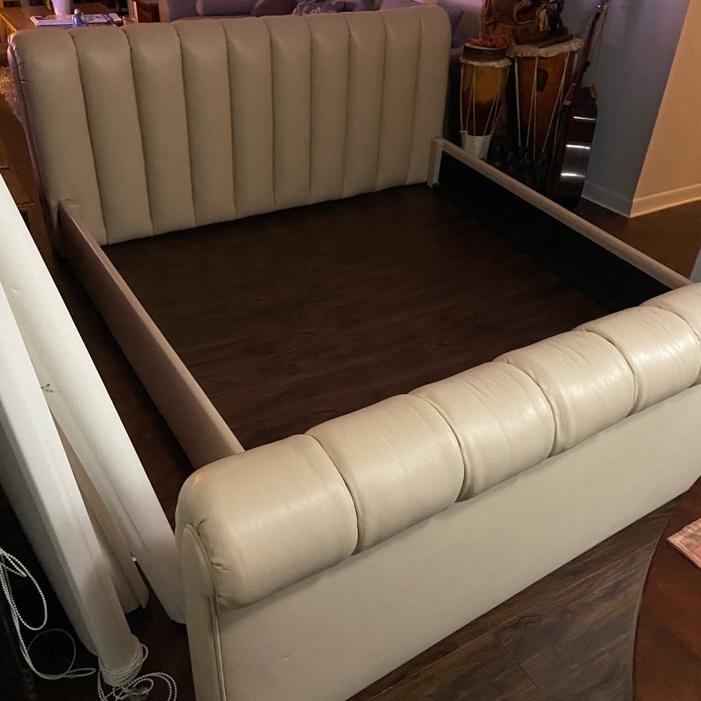 King Italian, leather bed !!!as a new